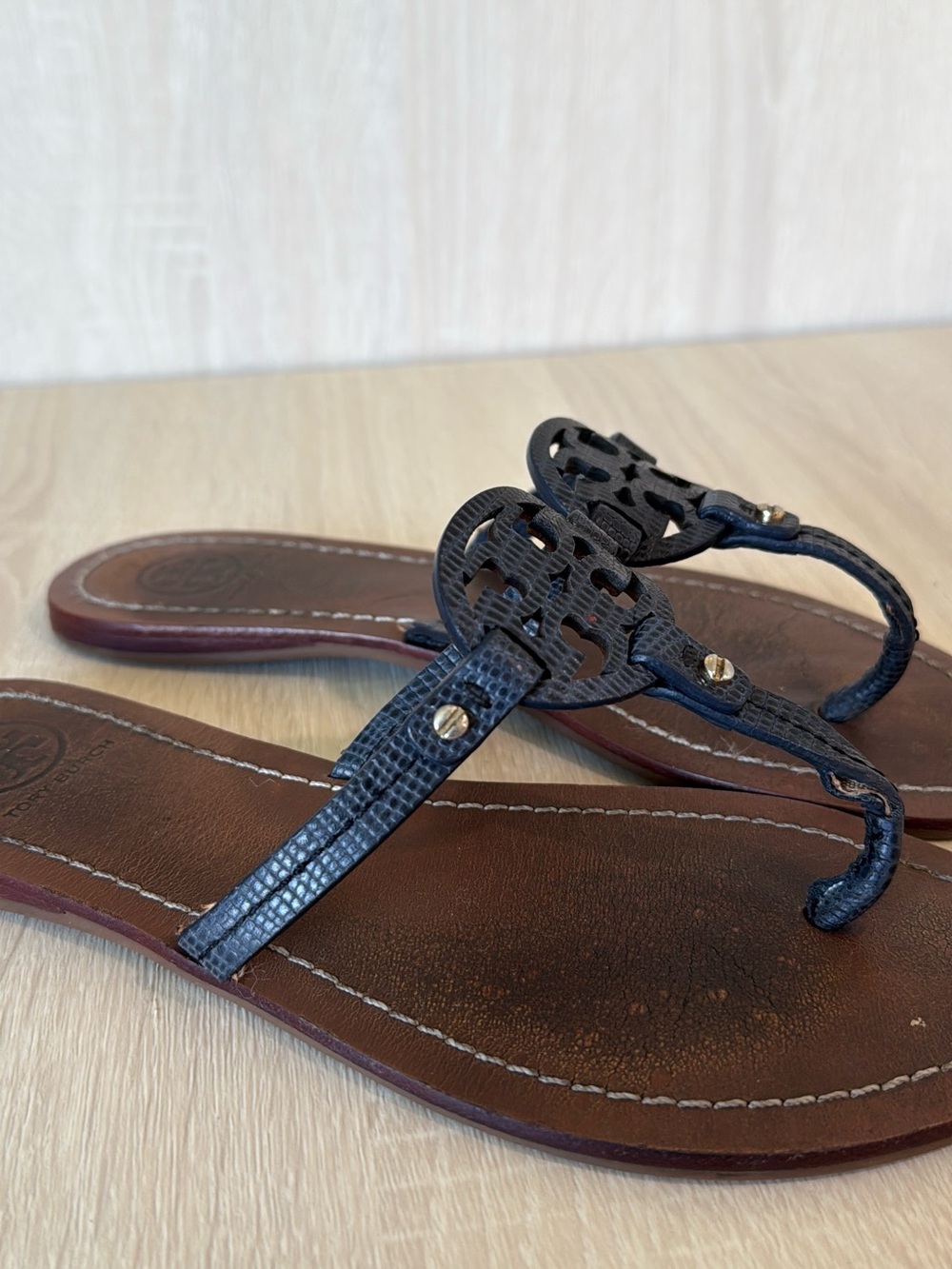 Tory Burch Miller Blue Leather Thong Sandals Women Size 6.5 Flat Logo Medallion - Picture 7 of 12
